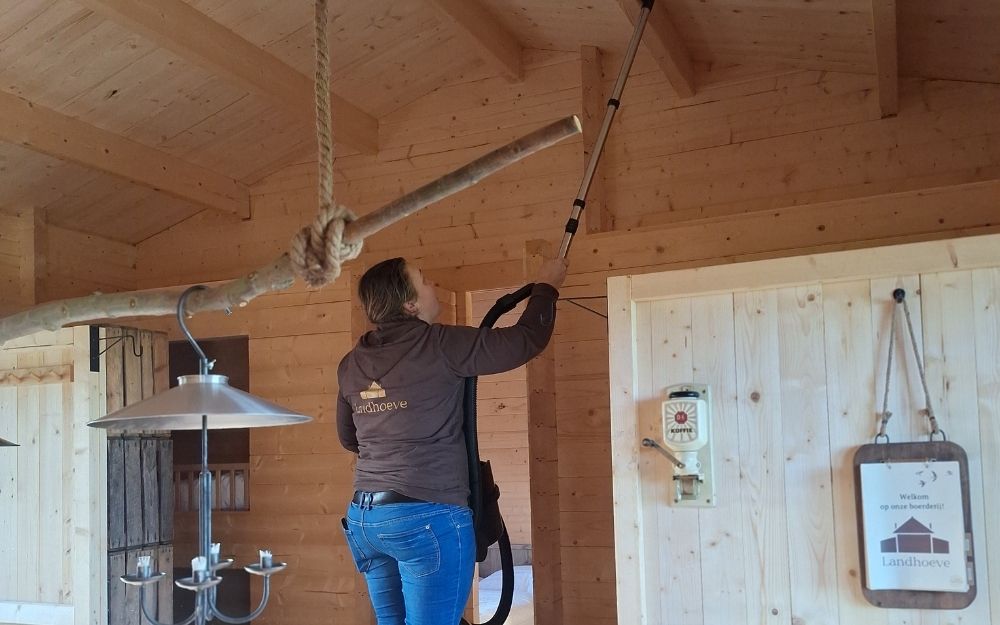 Alie maakt de cabin schoon